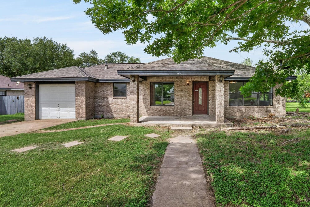 3 bedroom home for sale in Lockhart, TX