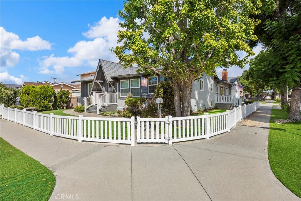 A modern house with a timeless appeal in Lakewood