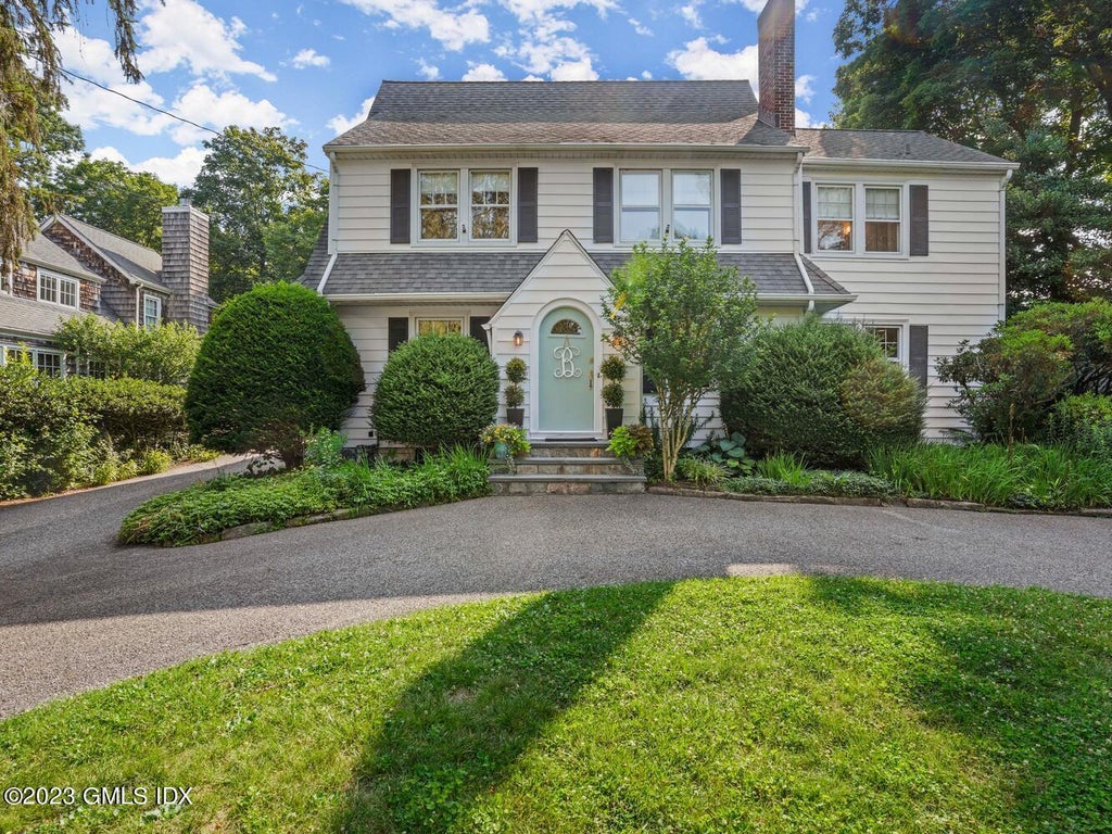 Image of 9 Oval Avenue Riverside CT front door