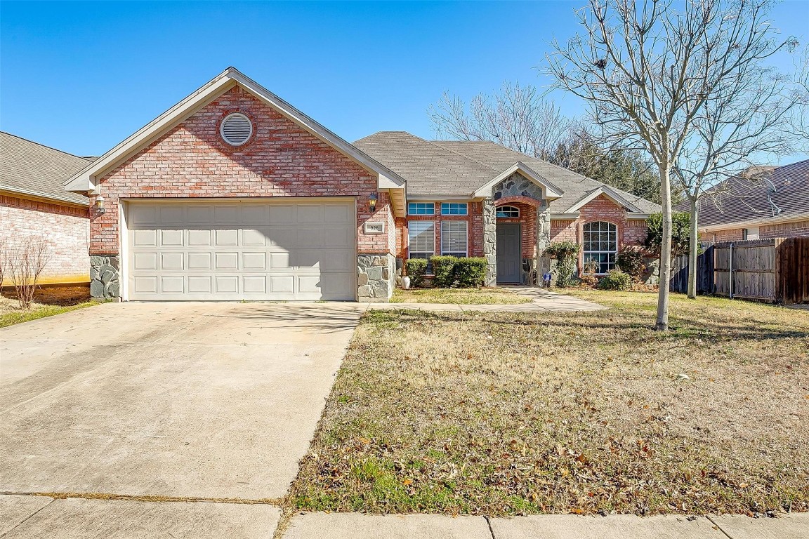 928 Rolling Meadows Drive, Burleson, TX 76028 - MLS# 20403343 ...