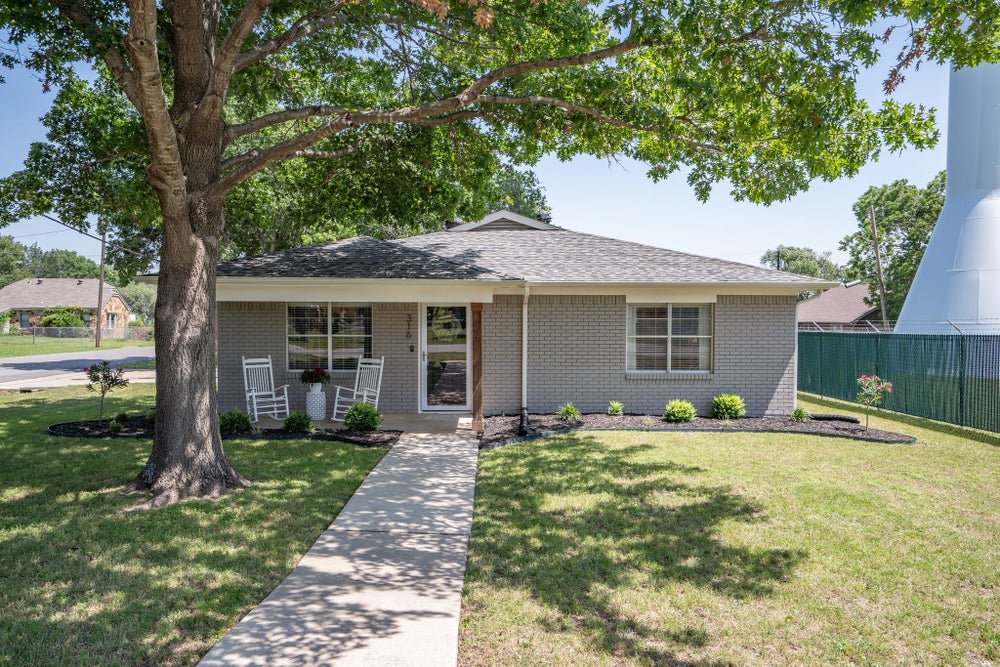 316 W 3rd Street, Justin, TX 76247 - MLS# 20619302 - Coldwell Banker