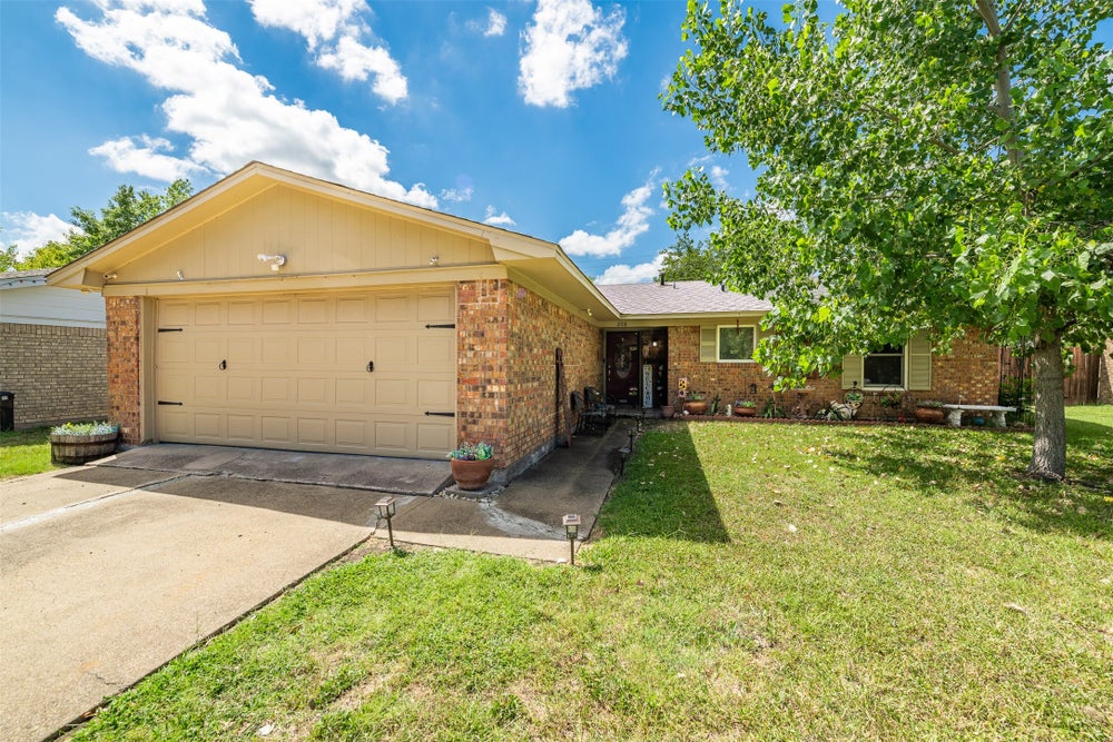 208 San Jacinto Street, Waxahachie, TX 75165 MLS 20657946 Coldwell