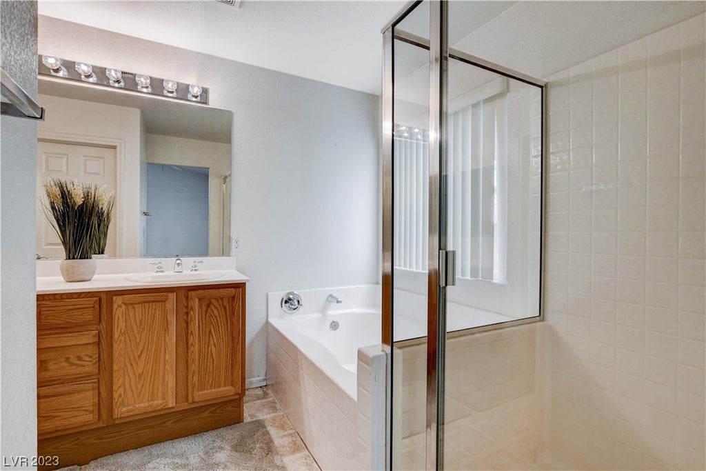 https://images-listings.coldwellbanker.com/GLVAR/25/30/36/8/_P/2530368_P32.jpg?width=1024