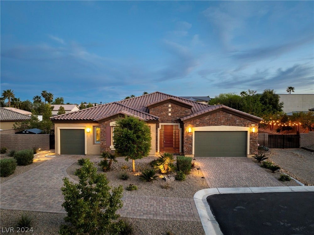 9055 Wing Shadow Circle, Las Vegas, NV 89129 - MLS# 2583849 - Coldwell ...
