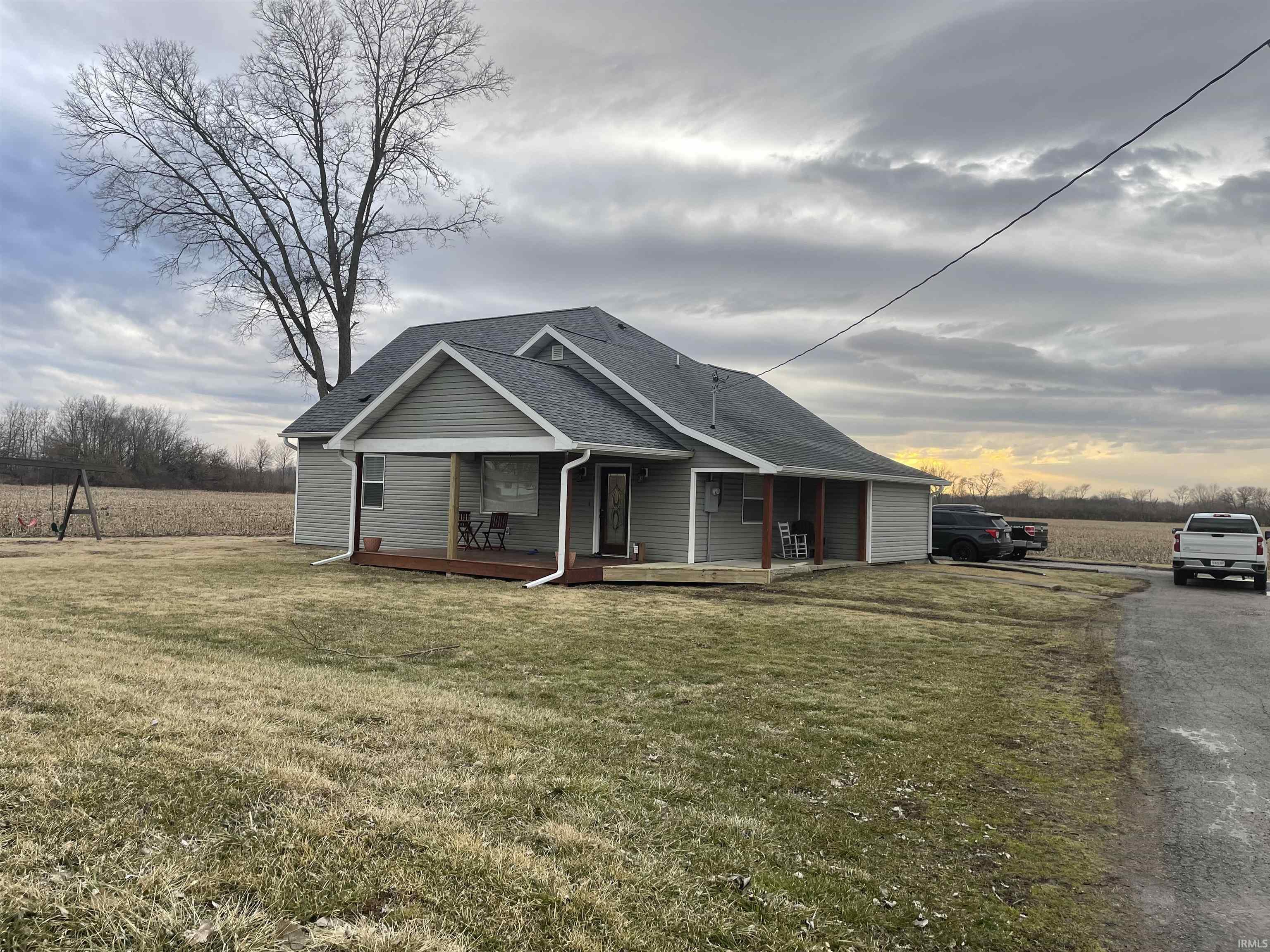 8221 S County Road 300 W, Muncie, IN 47302 - MLS# 202506297 - Coldwell ...