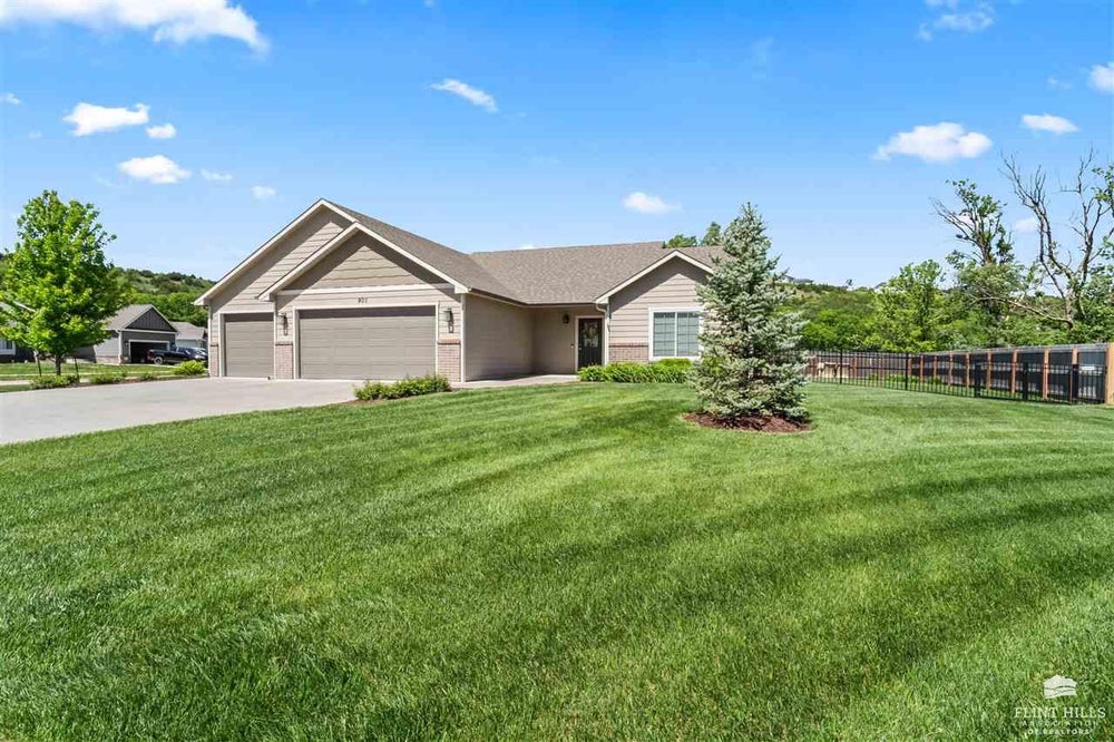 901 Bramblewood Lane, Manhattan, KS 66503 MLS 20241157 Coldwell Banker