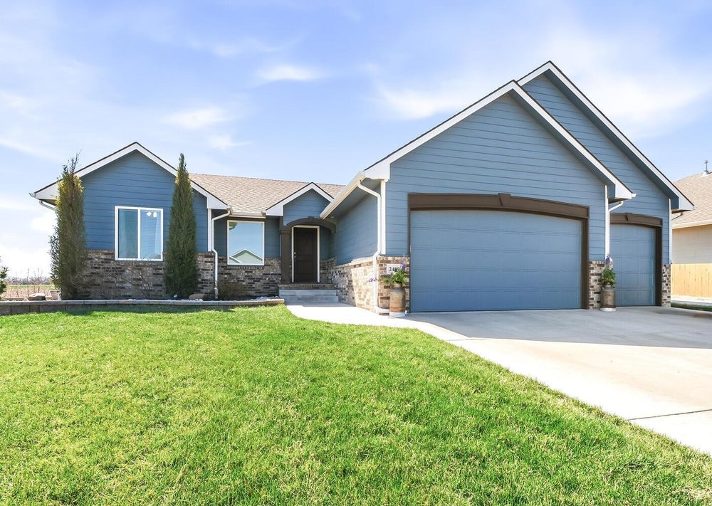 2409 E Summerwood Cir., Goddard, KS 67052 - MLS# 670069 - Coldwell Banker
