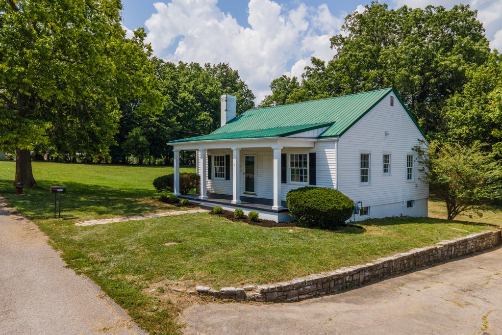 https://images-listings.coldwellbanker.com/KY_LBAR/23/01/44/02/_P/23014402_P00.jpg?width=1024