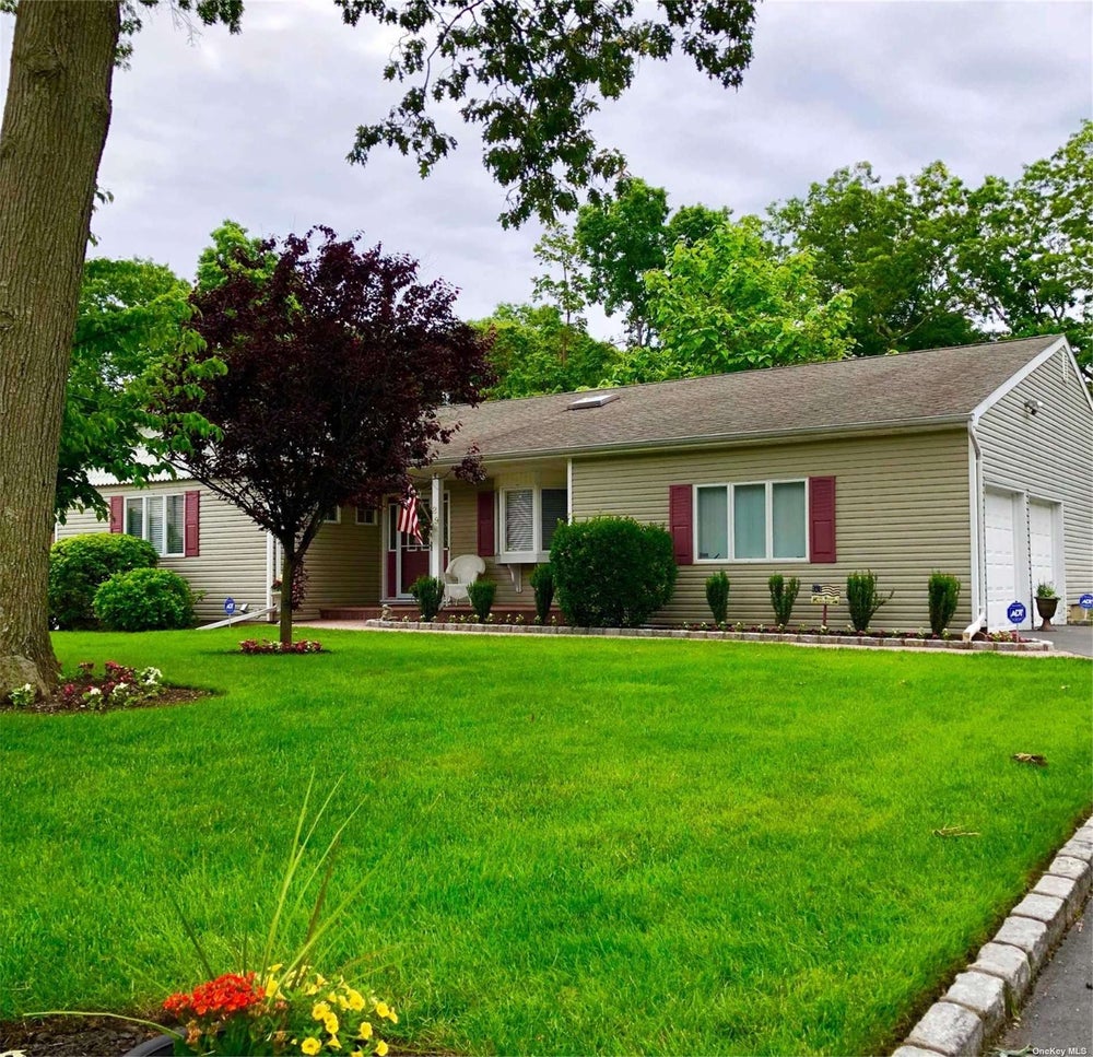 29 Patricia Lane, Lake Grove, NY 11755 MLS 3527387 Coldwell Banker