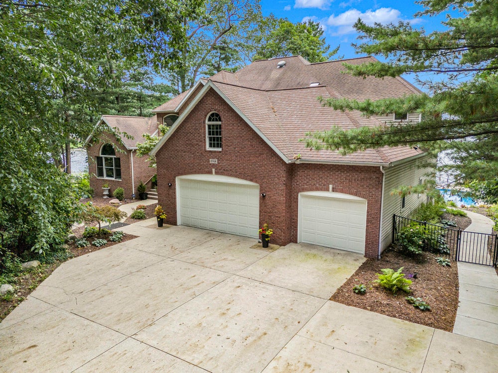 15518 Oak Ridge Drive, Spring Lake, MI 49456 - MLS# 25034023 - Coldwell ...