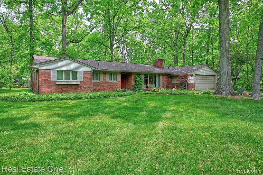 851 Peach Tree Lane, Rochester Hills, MI 48306 Home for Sale MLS#  20230076484