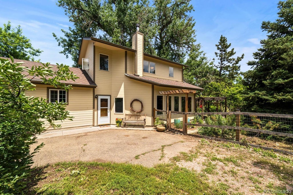 A modern house with a timeless appeal in Lakewood