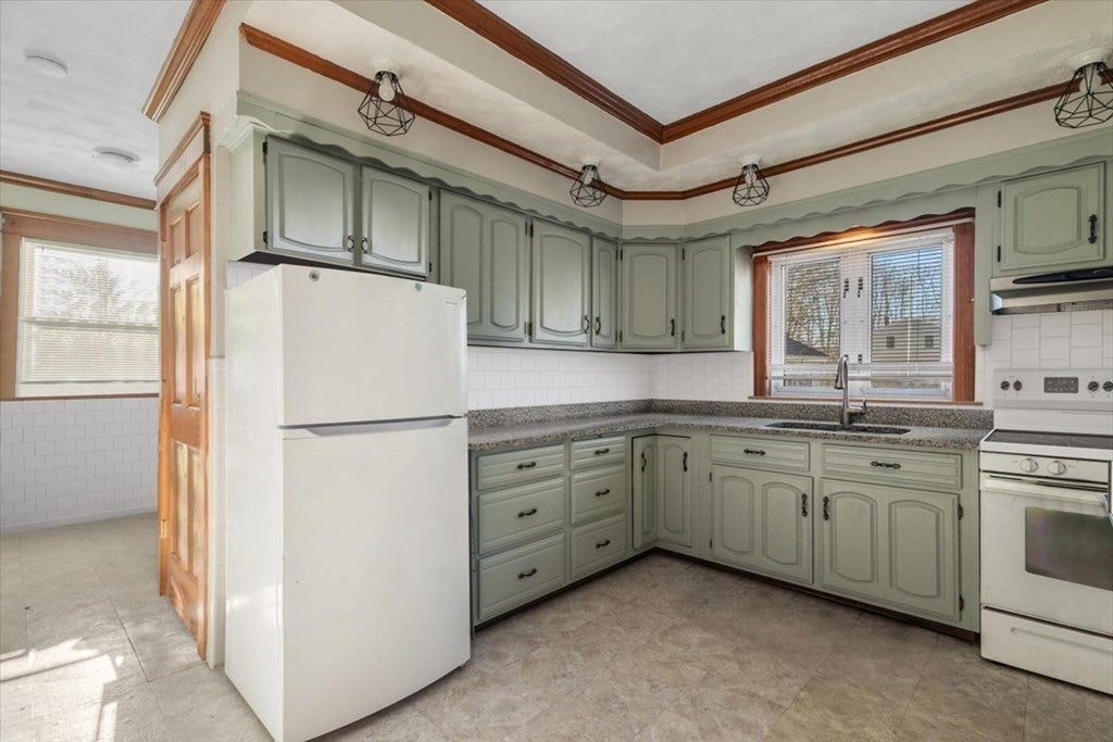 Cooking with Color: 5 Homes with Colorful Kitchen Cabinetry - Sotheby´s  International Realty