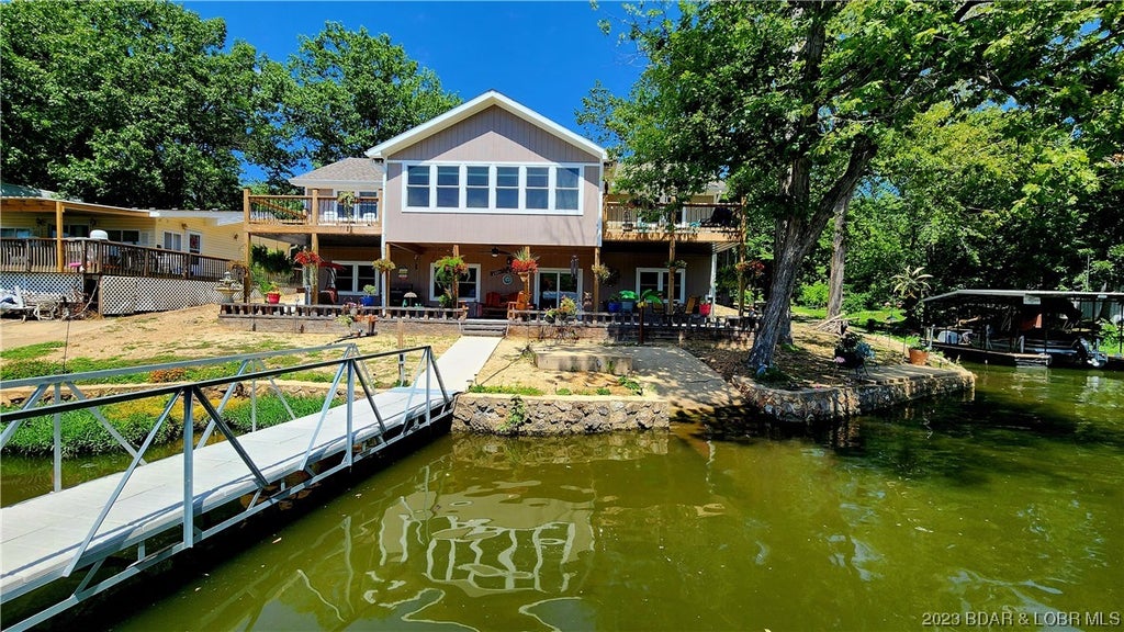 https://images-listings.coldwellbanker.com/MO_LOBR/35/56/86/0/_P/3556860_P47.jpg?width=1024