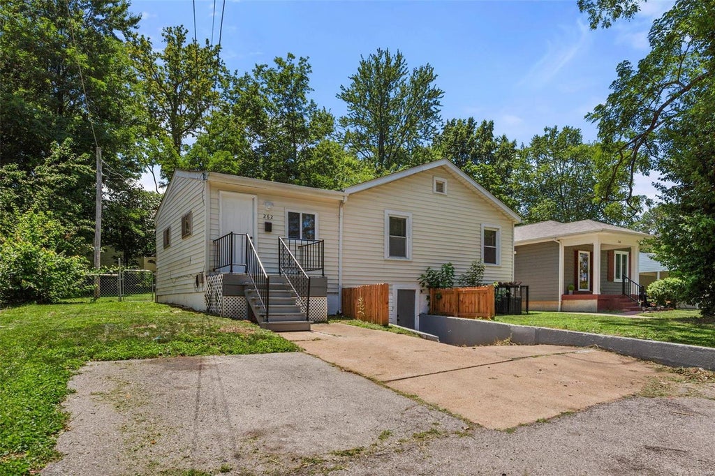 2 Junior Ct, Saint Louis, MO 63135, MLS# 23062488