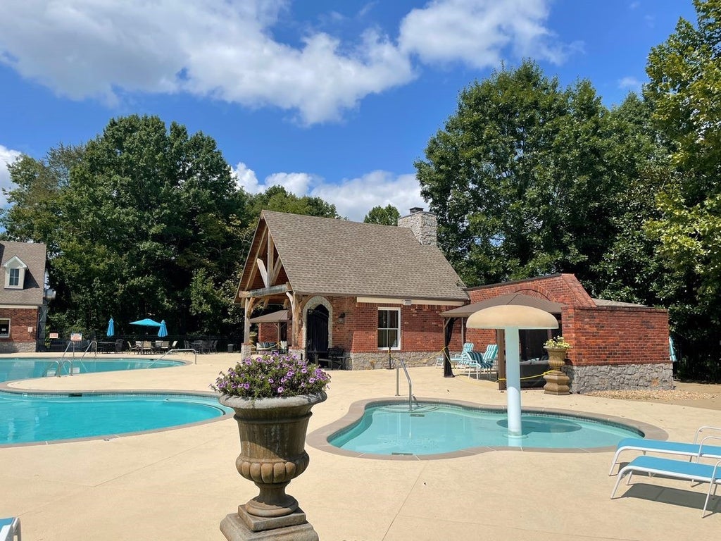 https://images-listings.coldwellbanker.com/NASHVILLE/25/14/62/7/_P/2514627_P02.jpg?width=1024