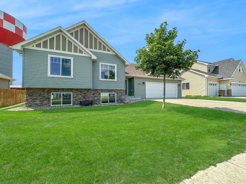 1705 26th Ave. NW, Minot, ND 58703 MLS 241297 Coldwell Banker