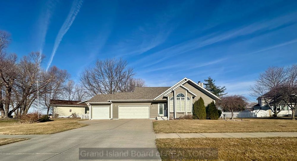 820 Redwood Rd, Grand Island, NE 68803 - MLS# 20250201 - Coldwell Banker