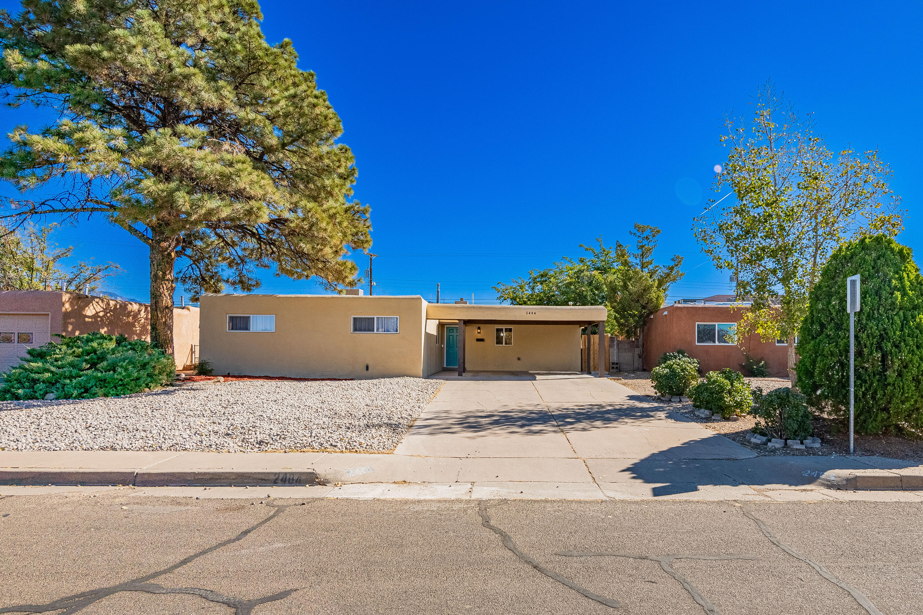 https://images-listings.coldwellbanker.com/NM_SWMLS/10/44/29/9/_P/1044299_P00.jpg