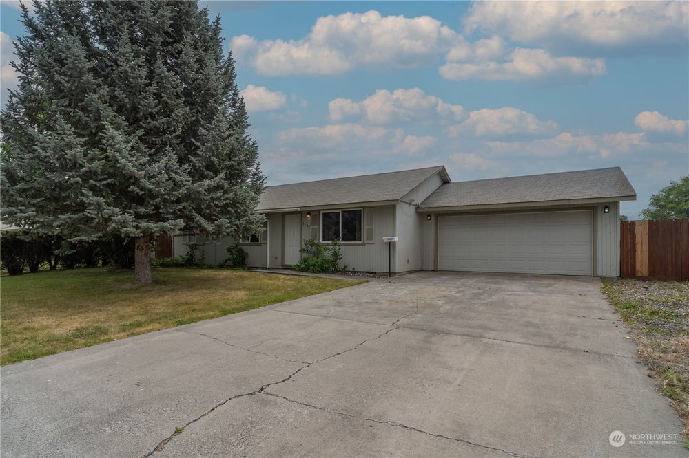 1172 E Grand Drive, Moses Lake, WA 98837 MLS 2248504 Coldwell Banker