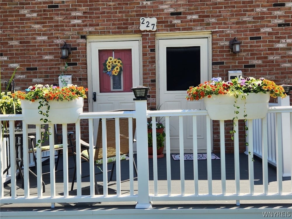 227 Robert Drive, North Tonawanda, NY 14120 MLS B1530485 Coldwell