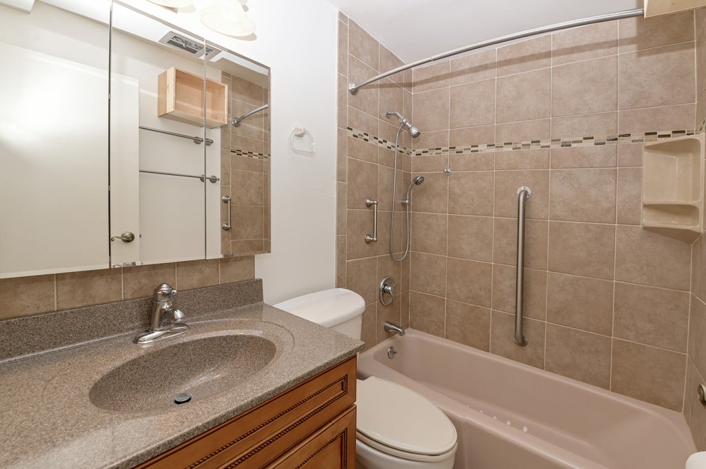 https://images-listings.coldwellbanker.com/OH_CINCY/17/88/58/5/_P/1788585_P21.jpg?width=1024