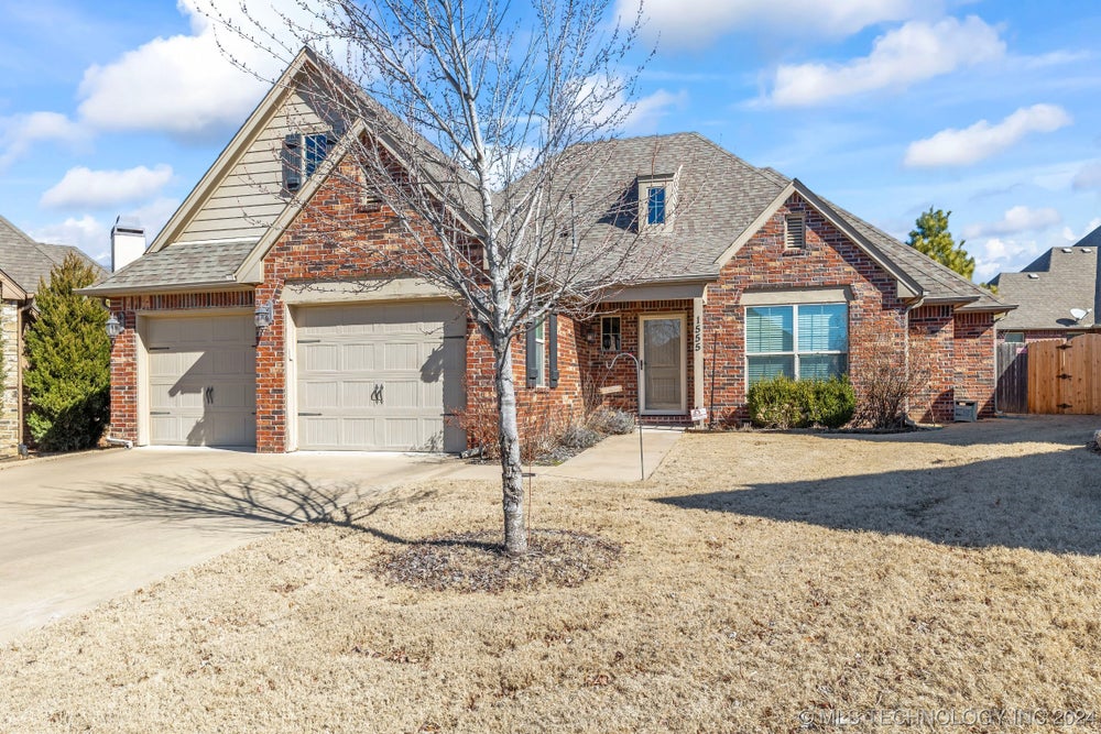 1555 S Hickory Circle, Broken Arrow, OK 74012 MLS 2407465 Coldwell Banker