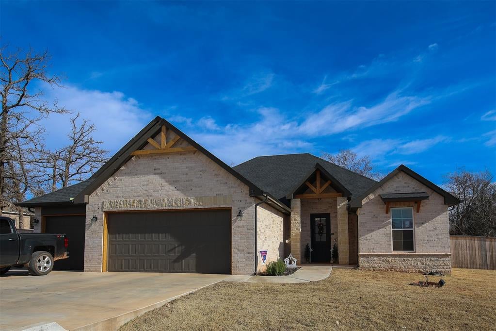 https://images-listings.coldwellbanker.com/OK_OKC/10/92/08/1/_P/1092081_P00.jpg?width=1024