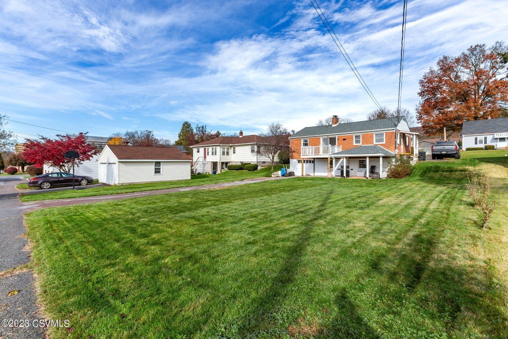 2 Maple Ln, Danville, PA 17821