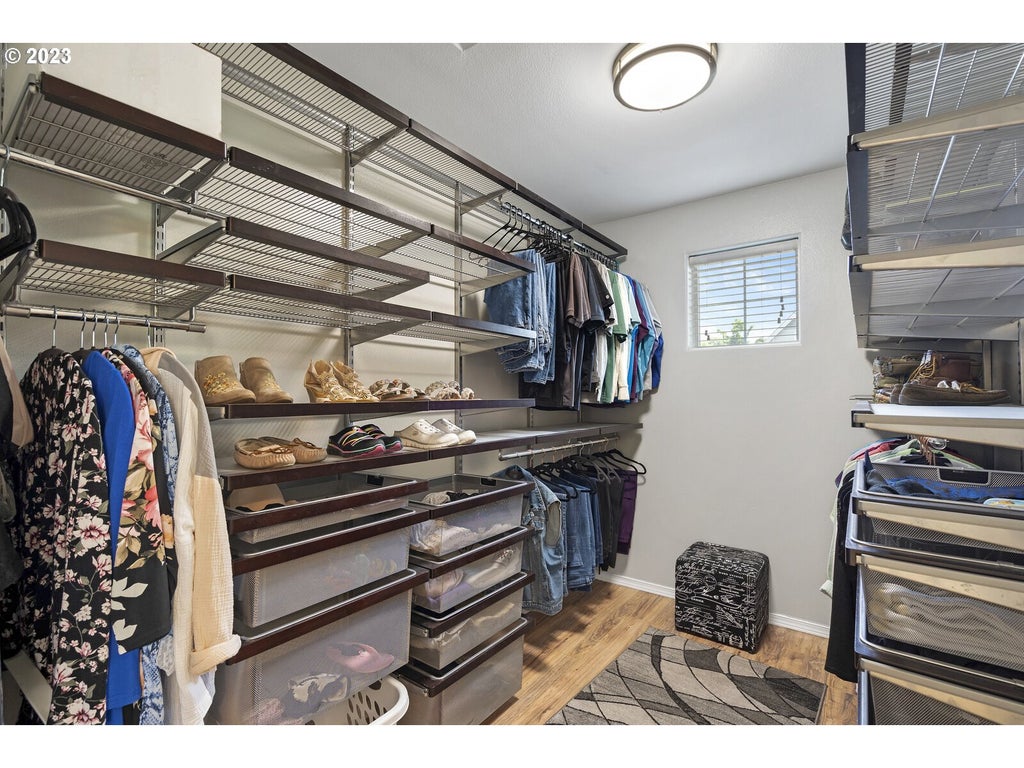 Elfa Walk-In Closet Platinum