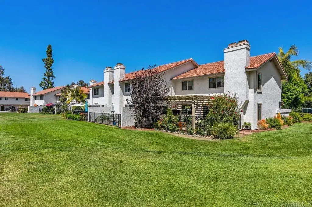 Salvo サルボ「Vicolo con balconi」 6551 Calle Valperizo, Carlsbad, CA 92009 - MLS# NDP2604536