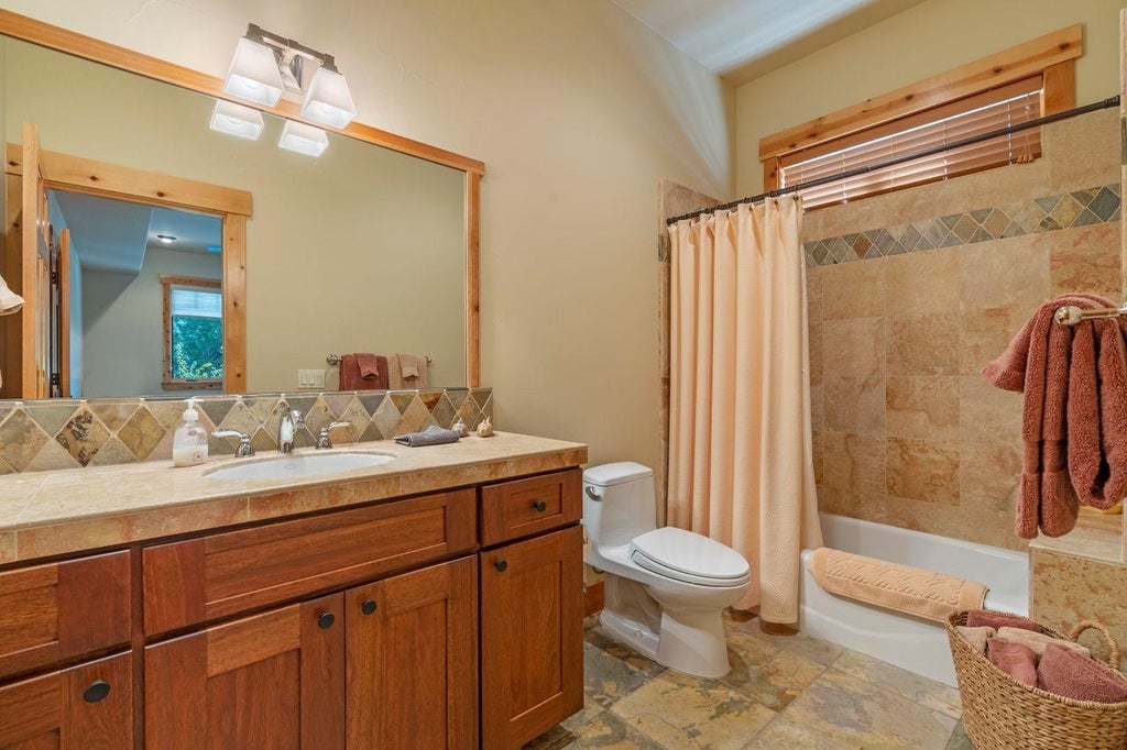 https://images-listings.coldwellbanker.com/SOLO/d9/34/1e/ce/-f/ee/1-/4d/68/-9/77/9-/5e/a7/67/d7/ff/55/_P/d9341ece-fee1-4d68-9779-5ea767d7ff55_P17.jpg?width=1024