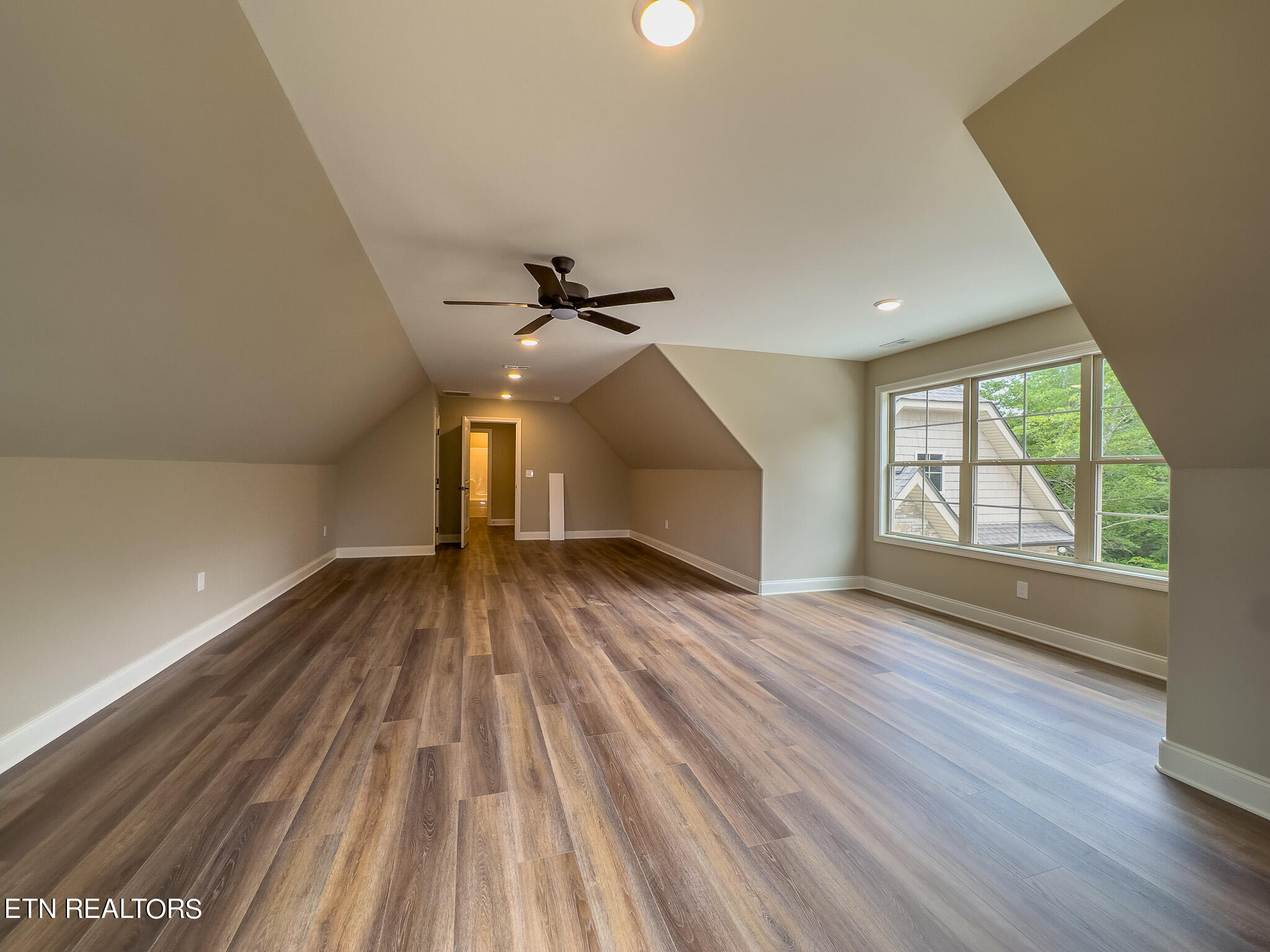 https://images-listings.coldwellbanker.com/TN_KAAR/12/30/76/7/_P/1230767_P25.jpg