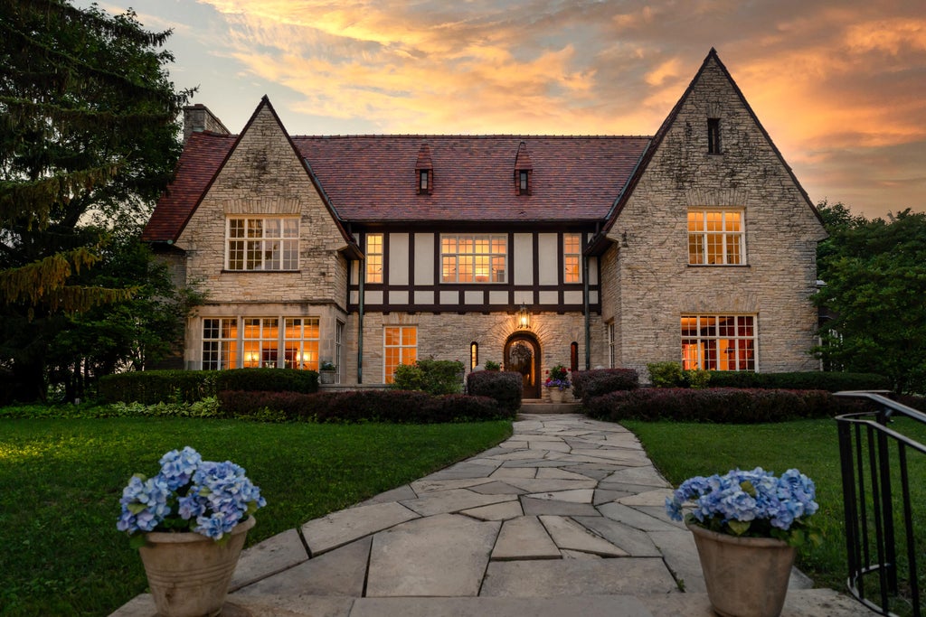 1651 Alta Vista Ave, Wauwatosa, WI 53213 MLS# 1931667 Coldwell