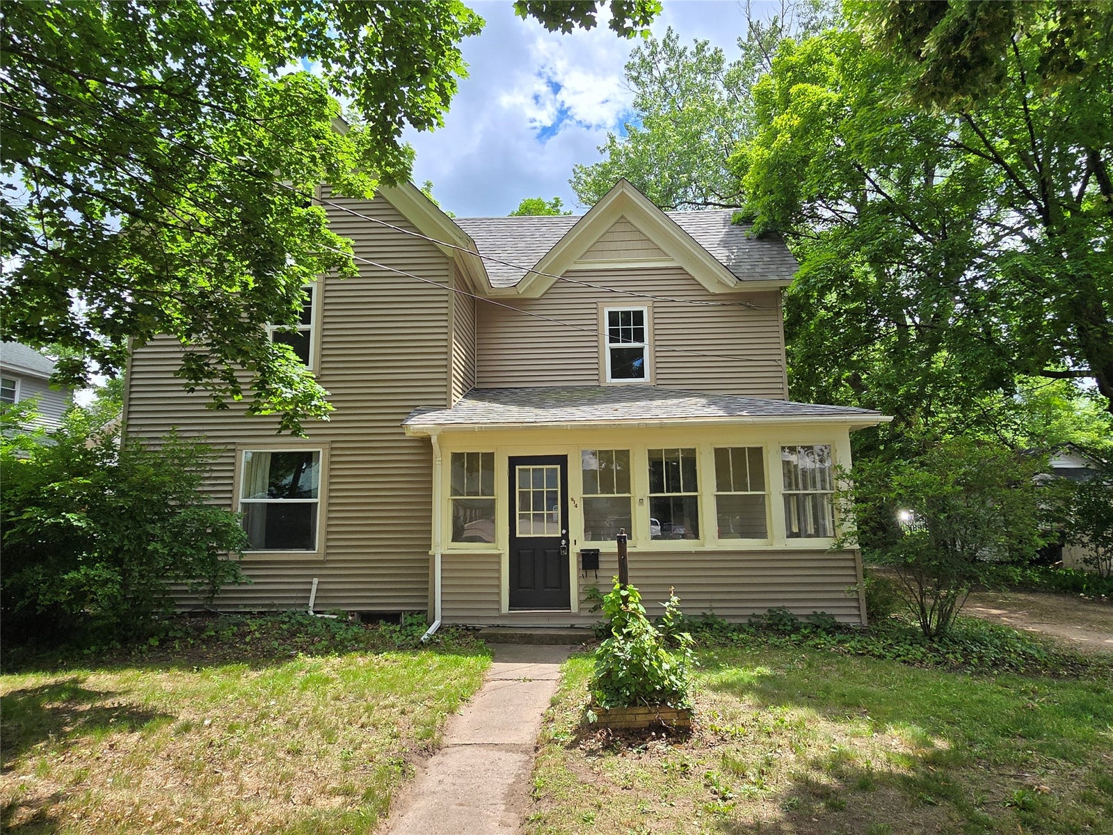 Listing photo of 914 6th Avenue E