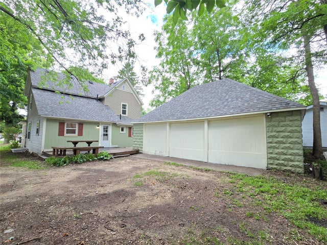 Photo 3 of 34, 914 6th Avenue E