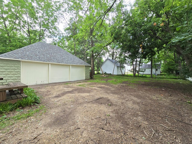 Photo 4 of 34, 914 6th Avenue E