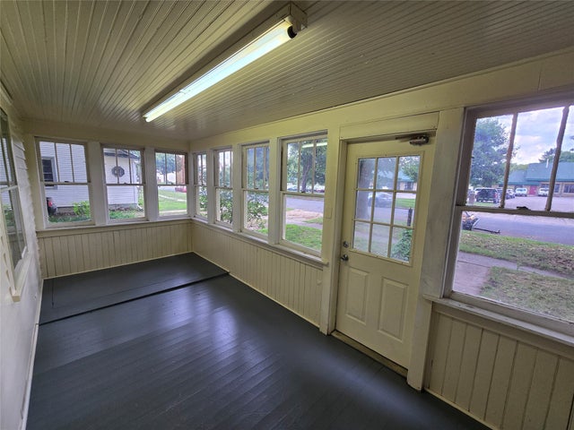 Photo 5 of 34, 914 6th Avenue E