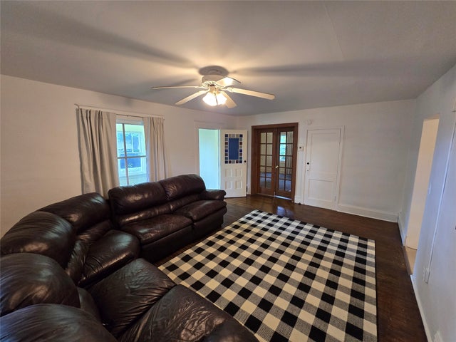 Photo 10 of 34, 914 6th Avenue E