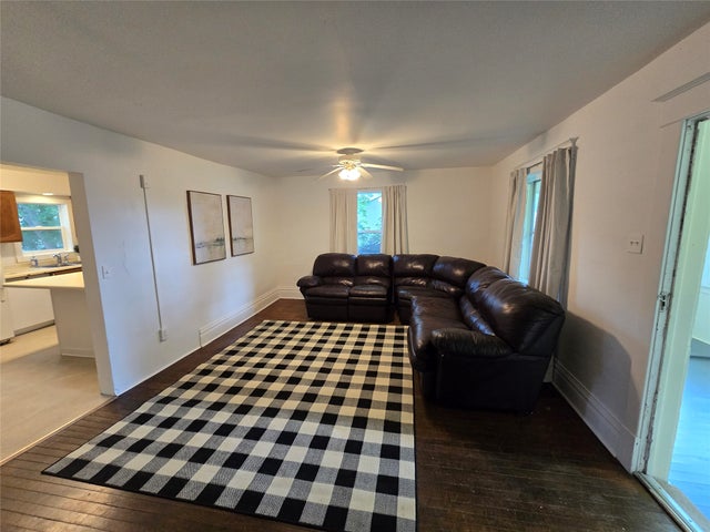 Photo 11 of 34, 914 6th Avenue E