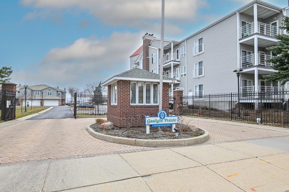 35 Harborview DRIVE 103, Racine, WI 53403 MLS 1866870 Coldwell Banker