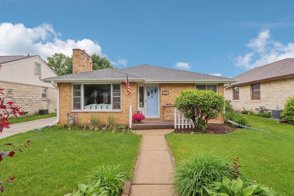 830 Oakwood AVENUE, Oconomowoc, WI 53066 MLS 1877043 Coldwell Banker