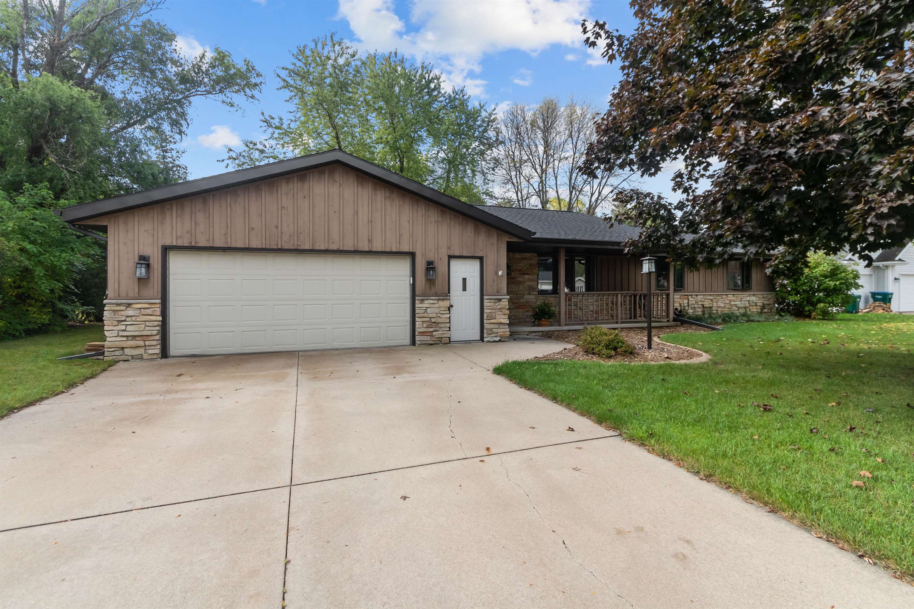 https://images-listings.coldwellbanker.com/WI_WIREX_RANW/50/28/21/37/_P/50282137_P00.jpg