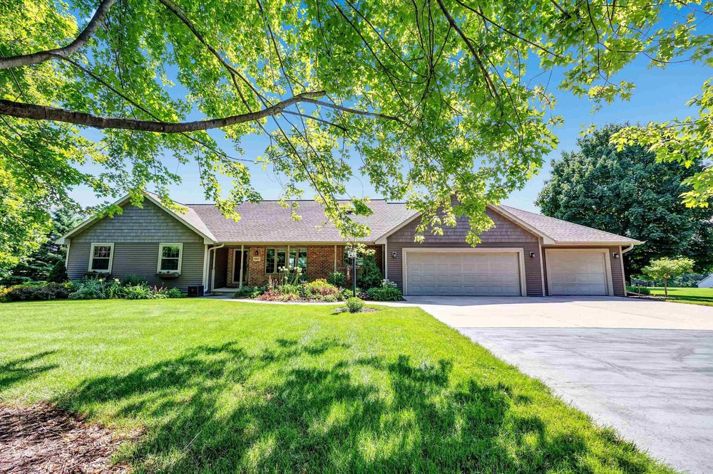 2802 Scotch Pine Trail, Suamico, WI 54313 MLS 50293759 Coldwell Banker