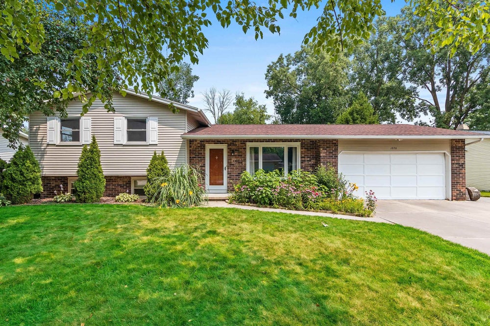 1570 Birchwood Drive, Green Bay, WI 54304-2935 - MLS# 50312575 ...
